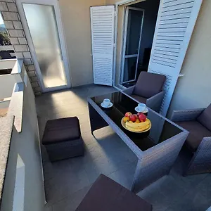  Apartment Crni